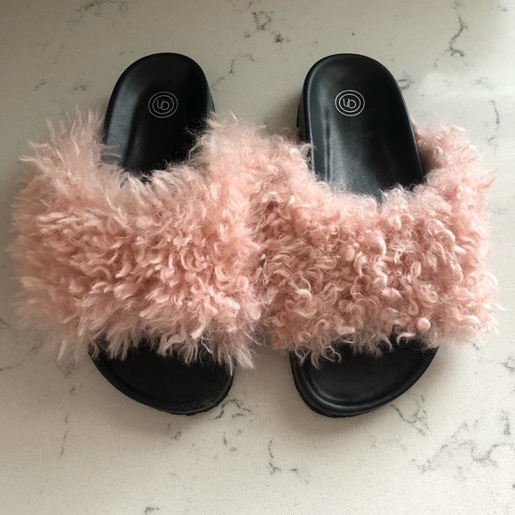 URBAN Outfitters NEW Blush Pink Faux Fur Comfy Contoured Slides Size 6 - Picture 2 of 7